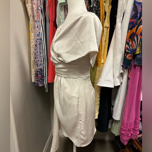 Lulu’s size small preowned satin feel mini dress - Picture 4 of 16